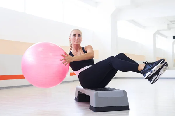 Nahaufnahme schlanker Fitnesstrainerin bei Übungen mit Fitball — Stockfoto