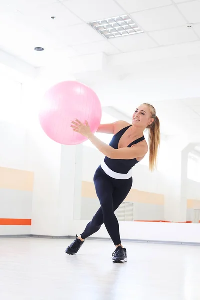 Frau balanciert mit Fitball — Stockfoto
