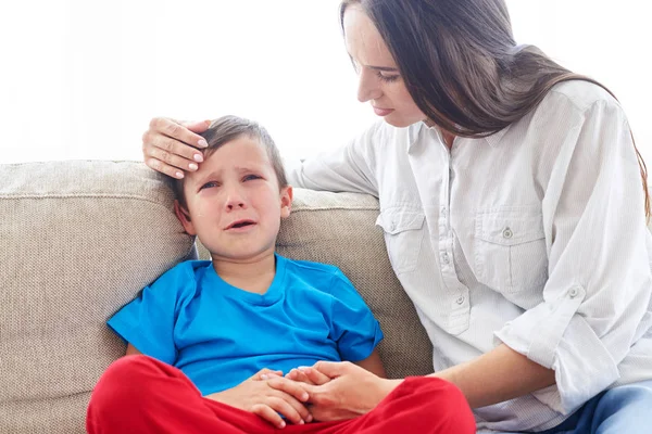 Młoda Mama Kaukaska kojący płacz syna — Zdjęcie stockowe