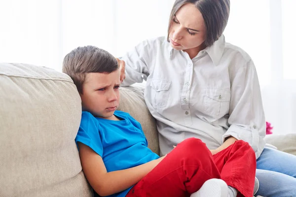 Madre cercando di confortare e calmare il suo figlio deluso — Foto Stock