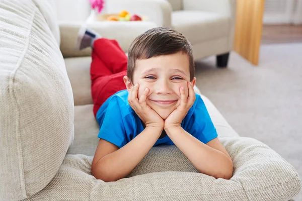 Small boy leaning on his hands, cute expression — Stock Photo, Image