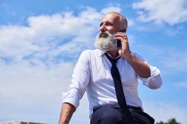 Konuşan gülümseyen adam sakallı 