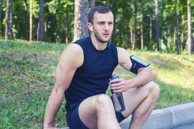 Ciddi görünümlü atlet