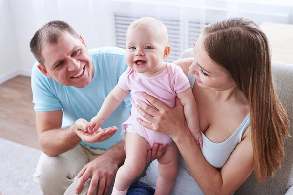 Padres felices pasando tiempo con su niña —  Fotos de Stock
