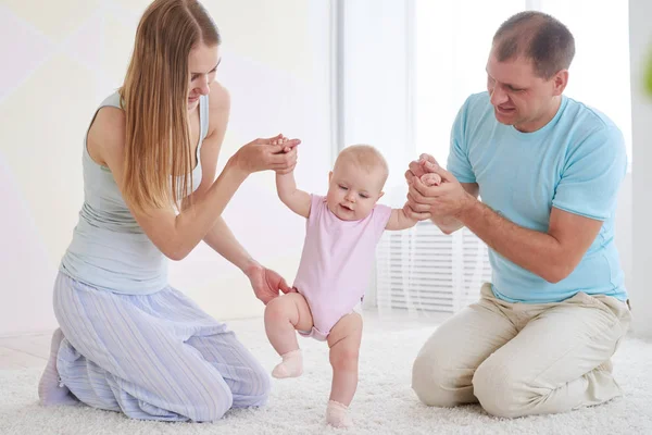 Les parents enseignent à bébé à marcher — Photo