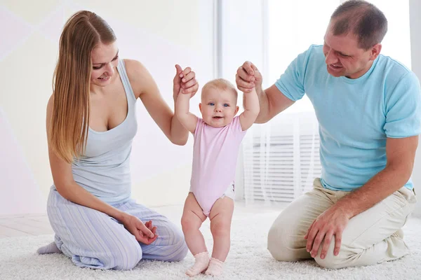 Parents learning baby to walk — Stock Photo, Image