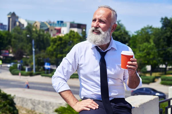 Barbudo señor bebiendo café y disfrutando de panorama de la ciudad —  Fotos de Stock