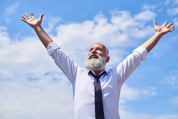 Uomo anziano sorridente che si tiene per mano — Foto Stock