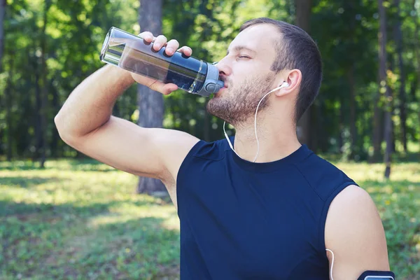 Man drinking water from bottle — Stock Photo, Image