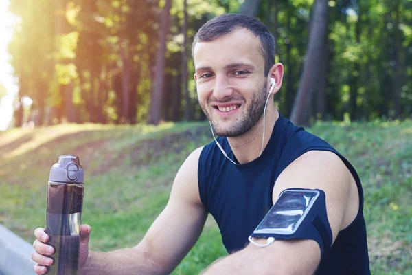 Esporte masculino sorrindo ao ar livre — Fotografia de Stock