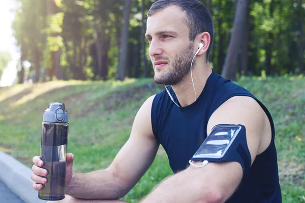 Sport man tittar direkt — Stockfoto