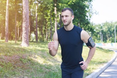 Müzik dinlerken Park'ta çalışan yakışıklı erkek 