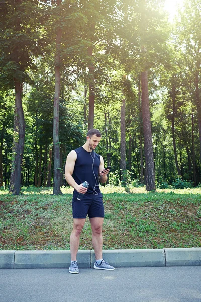 Immagine un uomo sportivo, lunghezza intera — Foto Stock