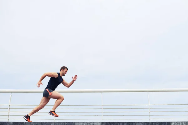 Atleta correndo ao ar livre — Fotografia de Stock