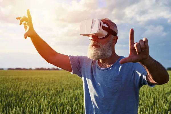 Elderly man in virtual reality — Stock Photo, Image