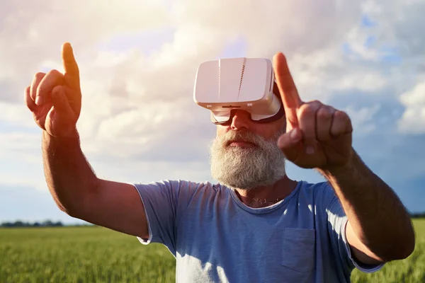 Mann imaginiert sich in 3D-Brille — Stockfoto