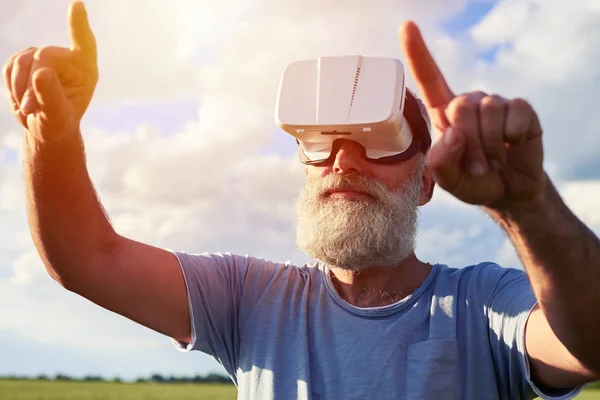 Bärtiger Mann in virtueller Realität — Stockfoto