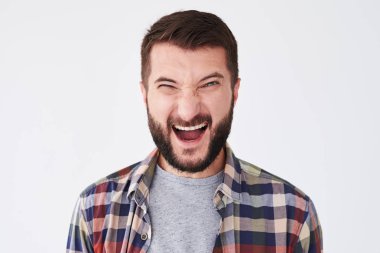 Çığlık duygusal genç sakallı adam poz