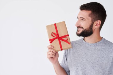 Mevcut kutusuyla yana seyir yakışıklı adam 