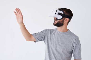 Gülümseyen nesneleri dokunmak çalışırken Vr gözlük kullanan adam sakallı 