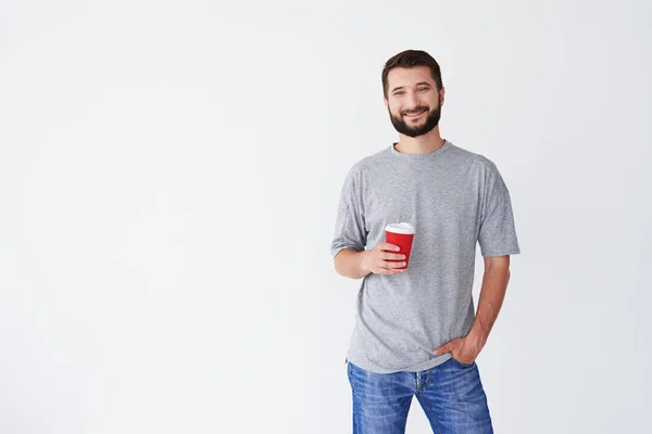 Un gars souriant avec du café — Photo