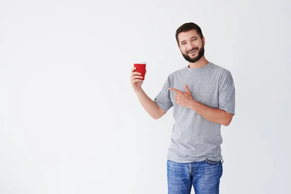Guy směřující na červené pohár — Stock fotografie