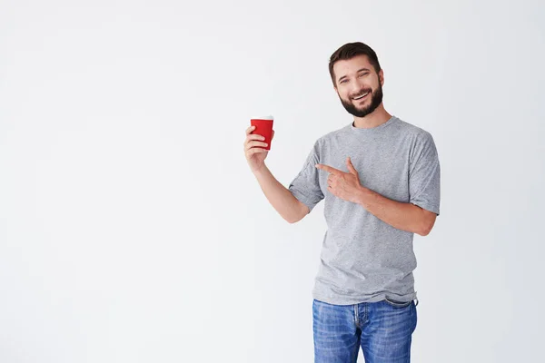 Chico señalando en taza roja —  Fotos de Stock