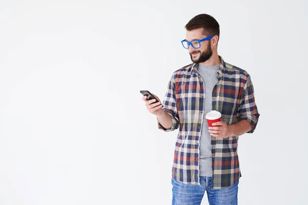 Mavili modern sakallı adam içme kahve ve manifatura o gözlük — Stok fotoğraf