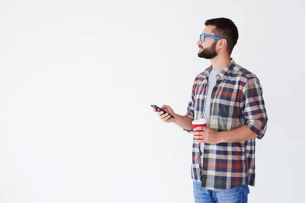 Hombre guapo con gafas azules, mirando el espacio de copia y el alcohol —  Fotos de Stock