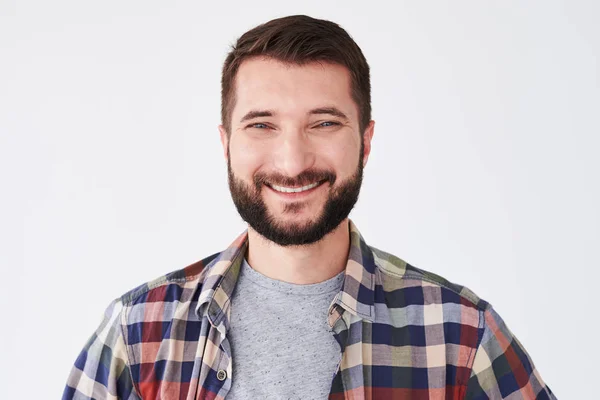 Close-up portret van een knappe man met een glimlach op zijn gezicht — Stockfoto