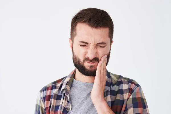 Triste barbudo jovem que sofre de dor de dente — Fotografia de Stock