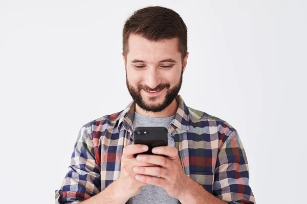 Uomo sorridente utilizzando smartphone, primo piano colpo — Foto Stock