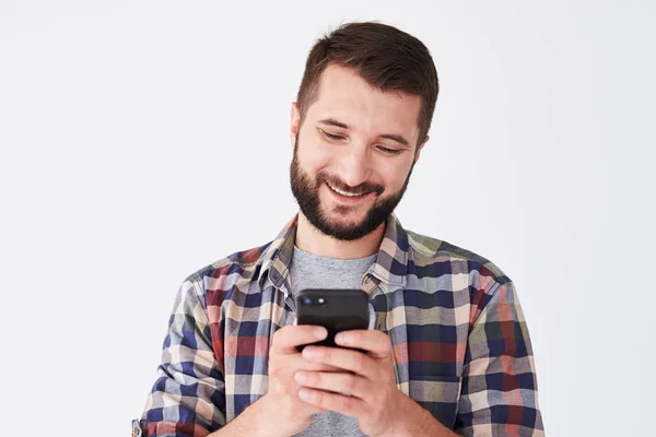 Hombre satisfecho con el uso de teléfono inteligente, disparo de cerca —  Fotos de Stock