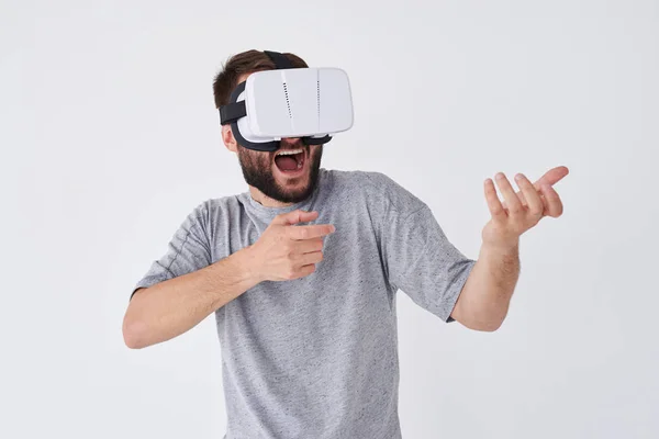 Bir sanal gerçeklik simülasyon ges yapma gözlük ile oynayan adam — Stok fotoğraf