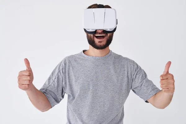 Man med virtuell verklighet glasögon visar tummen — Stockfoto