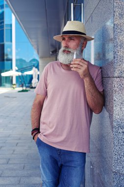 Elektro sigara City ile yaşlı erkek