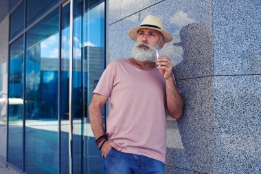 Elektro sigara ile sakallı adam cidden baktı