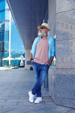 yakışıklı bir yaşlı adam