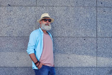 Sakallı adam rahat bez