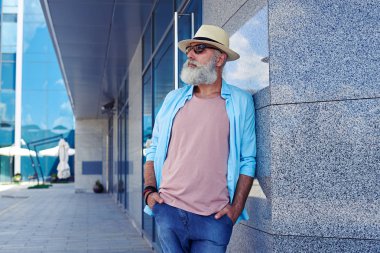 duvara yaslanan adam