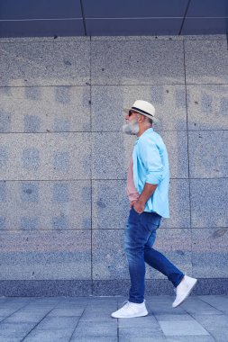 Serbestçe yürüyen adam