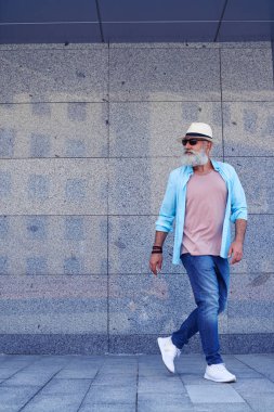 Yaşlı erkek geri dönüş