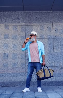 Adam ayakta ve yasaktır