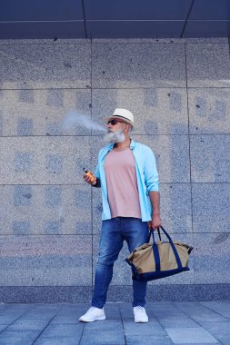 Yaşlı adam yasaktır