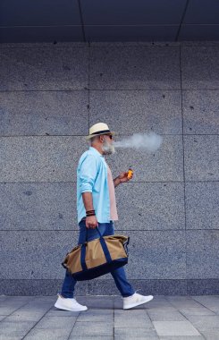 Elektronik sigara içen adam.