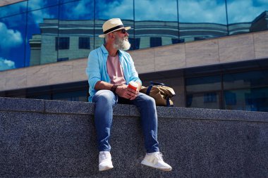 Kahve içme sırasında memnun erkek zevk şehir