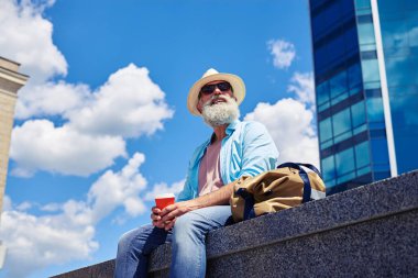 Yakışıklı erkek kahve içme sırasında dinlenme