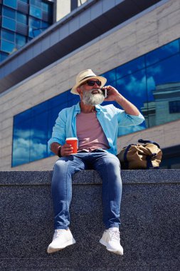 gülümseyen adam telefonda konuşurken