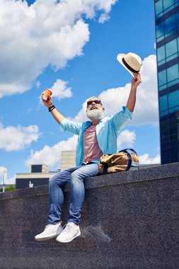 Sakallı adam kadar yükselen eller
