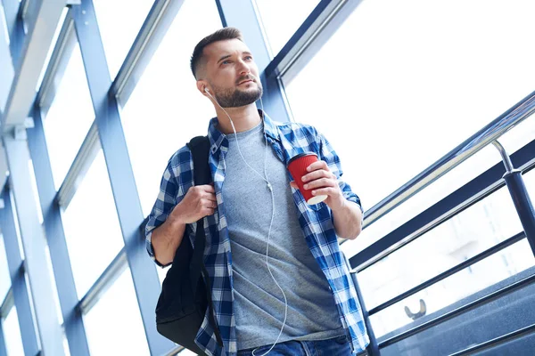 Serious guy looking directly — Stock Photo, Image